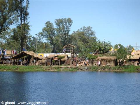 Particolare della "Laguna de las lavanderas"; sullo sofondo la riproduzione di un villaggio.