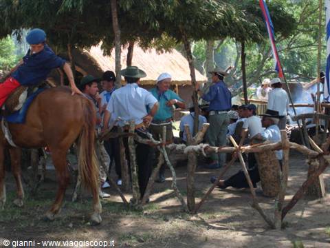 Gli appartenenti ad una "Sociedad Tradicionalista" riuniti nella ricostruzione di un tipico "rancho"