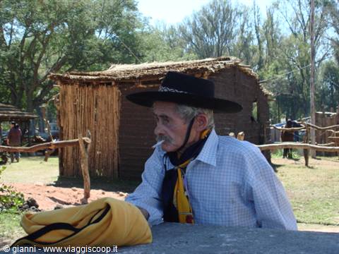 Il vecchio Gaucho si riposa all'ombra.