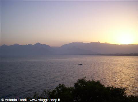 La baia di Antalya e i Monti Bey al Tramonto