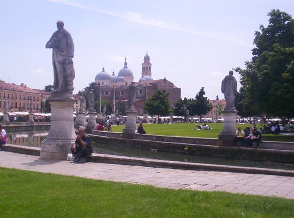 Prato della Valle e sullo sfondo Santa Giustina