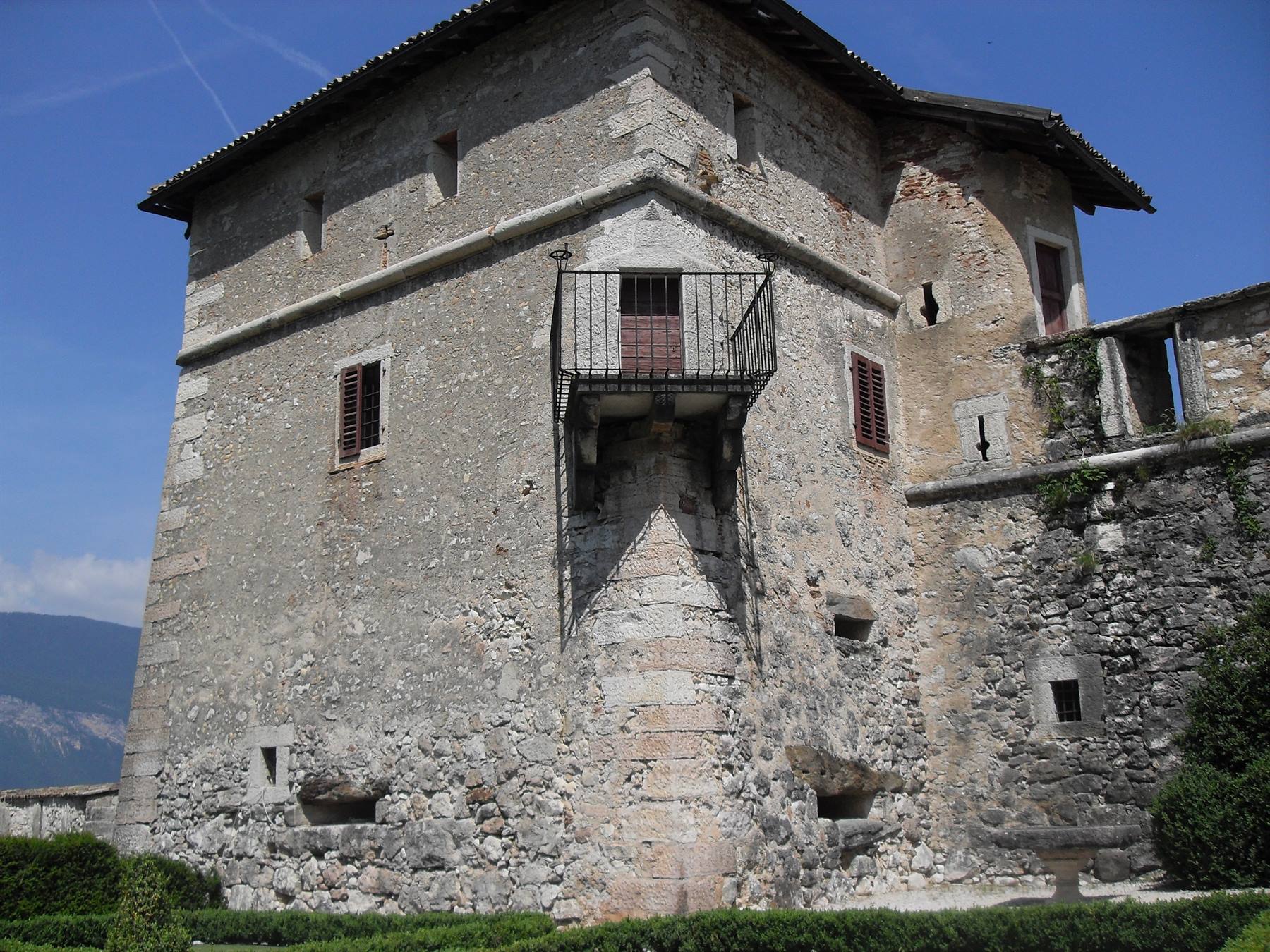 Castello di Rovereto, torre in pietra con balcone di ferro