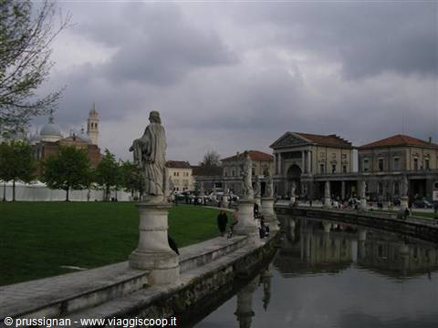 Prato della Valle, sullo sfondo Santa Giustina