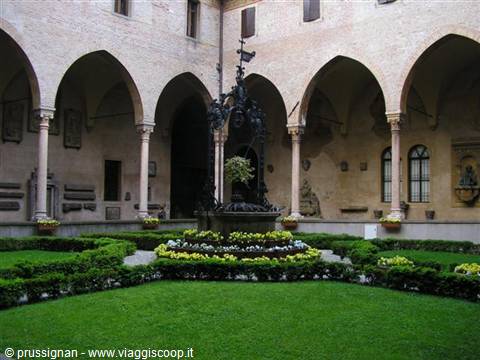 Chiostro all'interno della Basilica del Santo