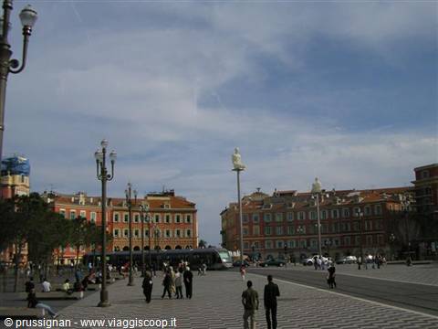 piazza Massena con tram e omini