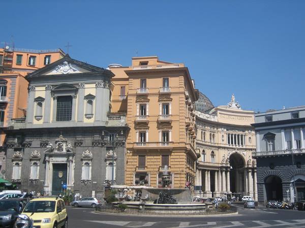 La fontana "a carcioffola", Piazza Trieste