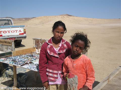 Bimbe sulla spiaggia di Sharm El Luli