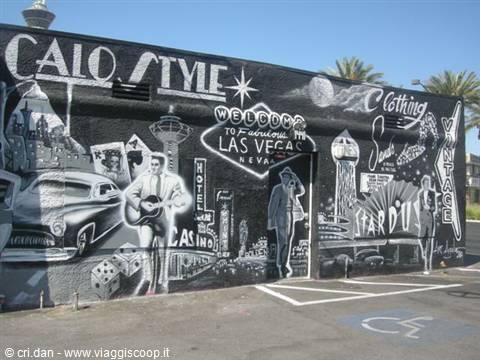 Murale in bianco e nero con insegne vintage di Las Vegas, auto d'epoca e Elvis