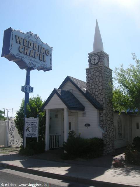 Cappella Graceland Wedding Chapel a Las Vegas, insegna azzurra e campanile in pietra