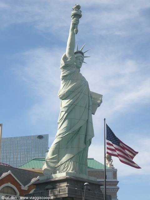 Replica della Statua della Libertà a Las Vegas con bandiera americana al vento