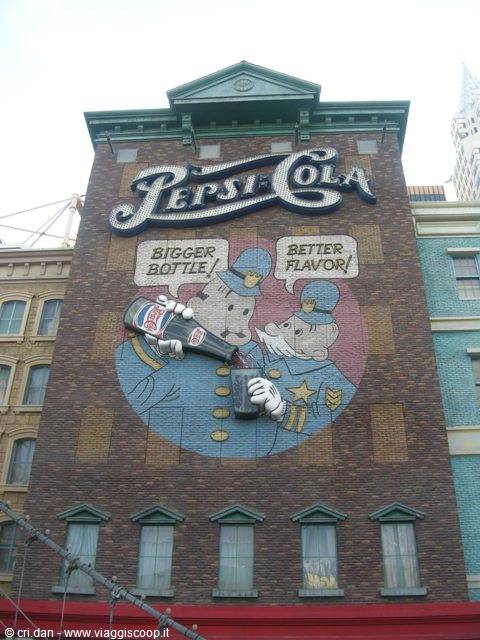 Murale Pepsi-Cola con poliziotto su facciata in mattoni, New York