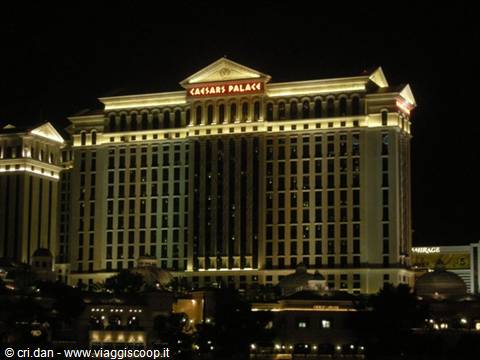 Hotel Caesars Palace illuminato di notte a Las Vegas, facciata dorata