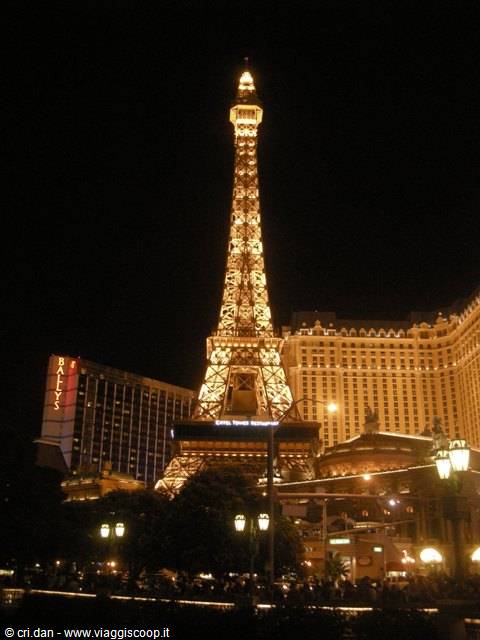 Las Vegas: la replica illuminata della Torre Eiffel dell'hotel Paris di notte
