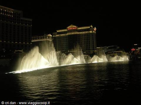 Fontane illuminate di notte davanti all'hotel Caesars Palace a Las Vegas