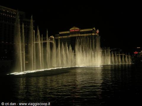 Fontane illuminate di notte davanti al Caesars Palace di Las Vegas