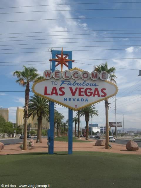 Insegna Welcome to Fabulous Las Vegas tra palme e cielo nuvoloso