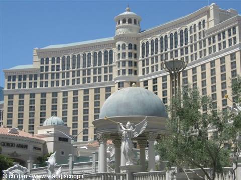 Fontana con statua d'angelo davanti all'hotel Caesars Palace di Las Vegas