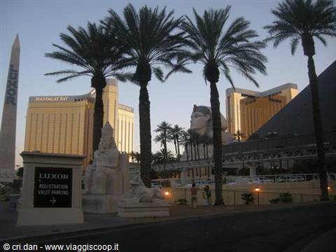 Las Vegas: hotel Luxor con sfinge e piramide, palme e obelisco al crepuscolo