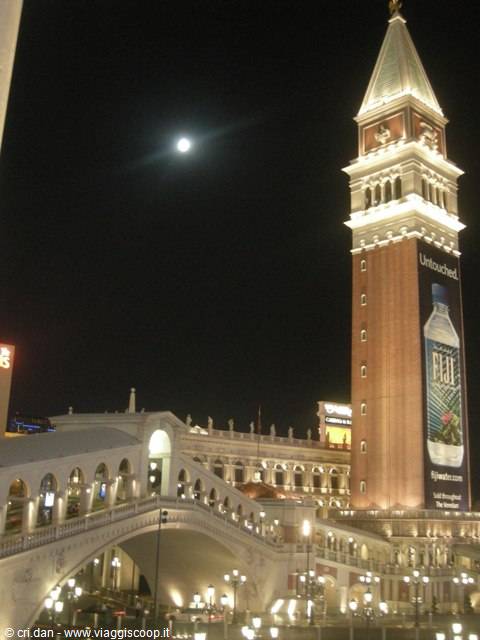 Campanile e ponte di Rialto in replica illuminati di notte, con la luna