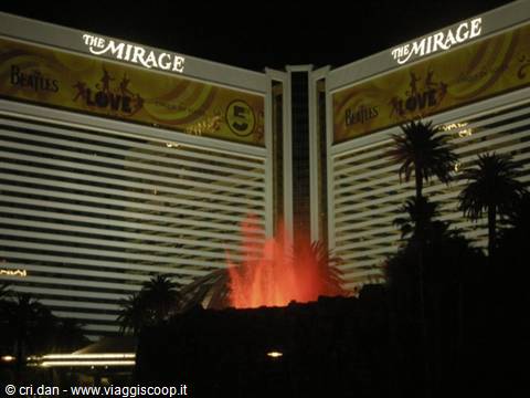 Il vulcano del Mirage a Las Vegas erutta di notte con fiamme arancioni