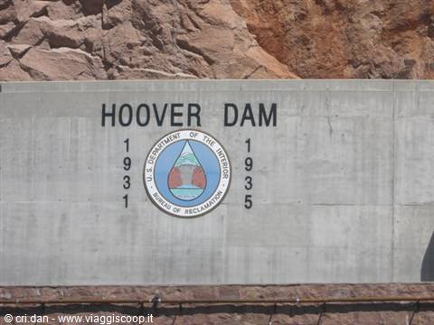 Insegna in cemento con scritta Hoover Dam 1931-1935 sotto parete rocciosa