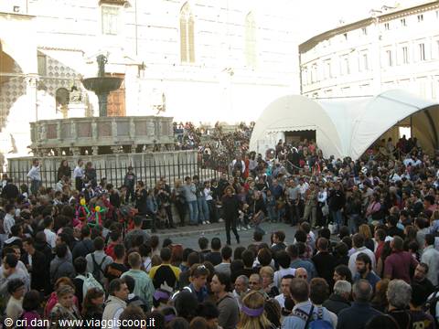 Piazza di Perugia gremita di gente...