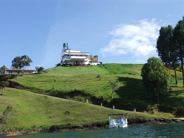 Ex villa di Escobar sui laghetti