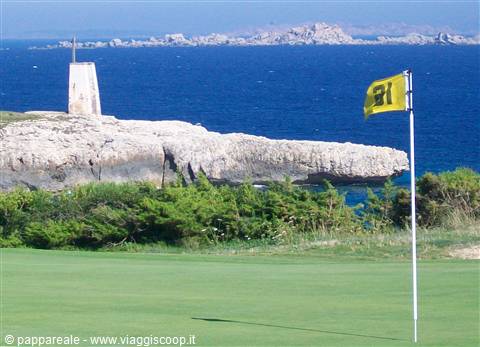 vista mare giocando a golf