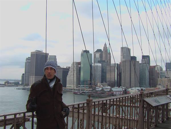 STEFANO SUL BROOKLYN BRIDGE E SKYLINE DI MANHATTAN