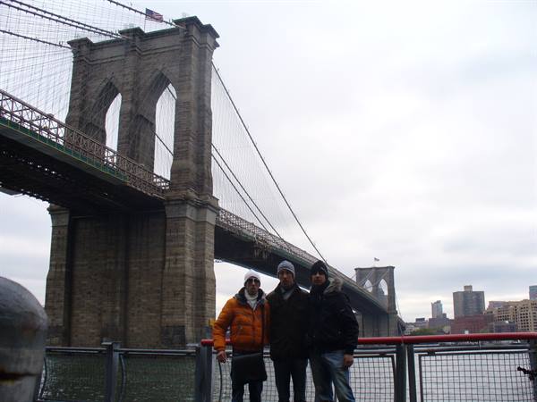 ECCOCI SOTTO IL BROOKLYN BRIDGE.... FANTASTICO!!!!!!