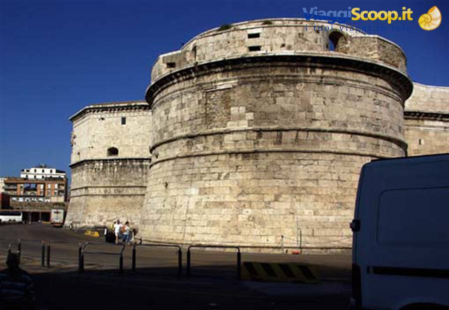 Porto di Civitavecchia: antichi bastioni