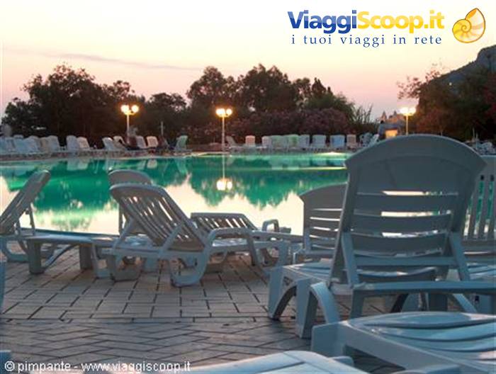 bordo piscina all'alba