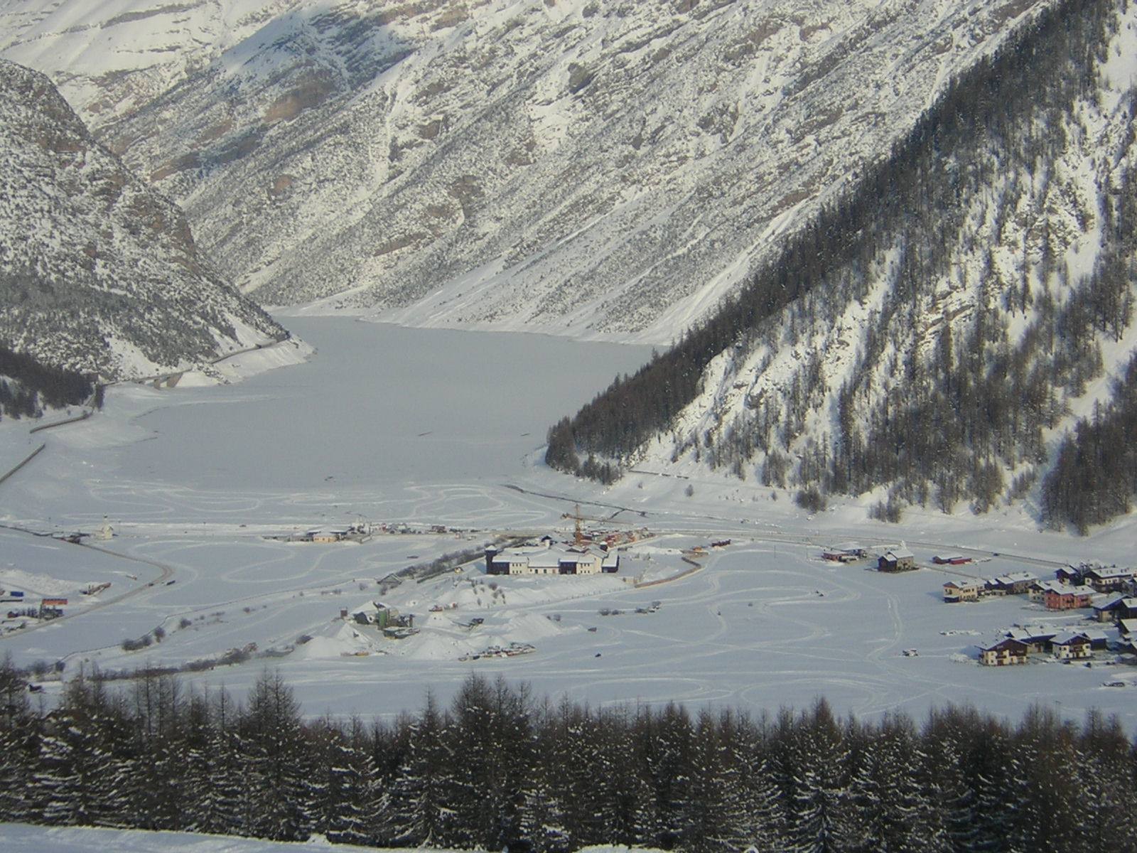 IL LAGO DI LIVIGNO SEMPRE VISTO DALL'ALTO DI UNA PISTA