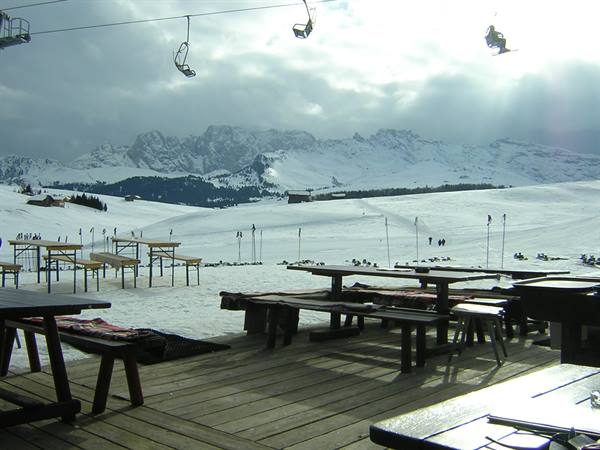A PRANZO IN UNO CHALET ALL'APERTO