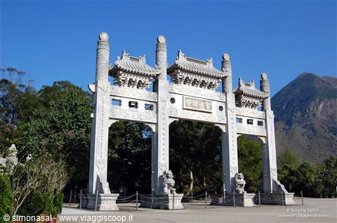 porta dinanzi il monastero di po lin