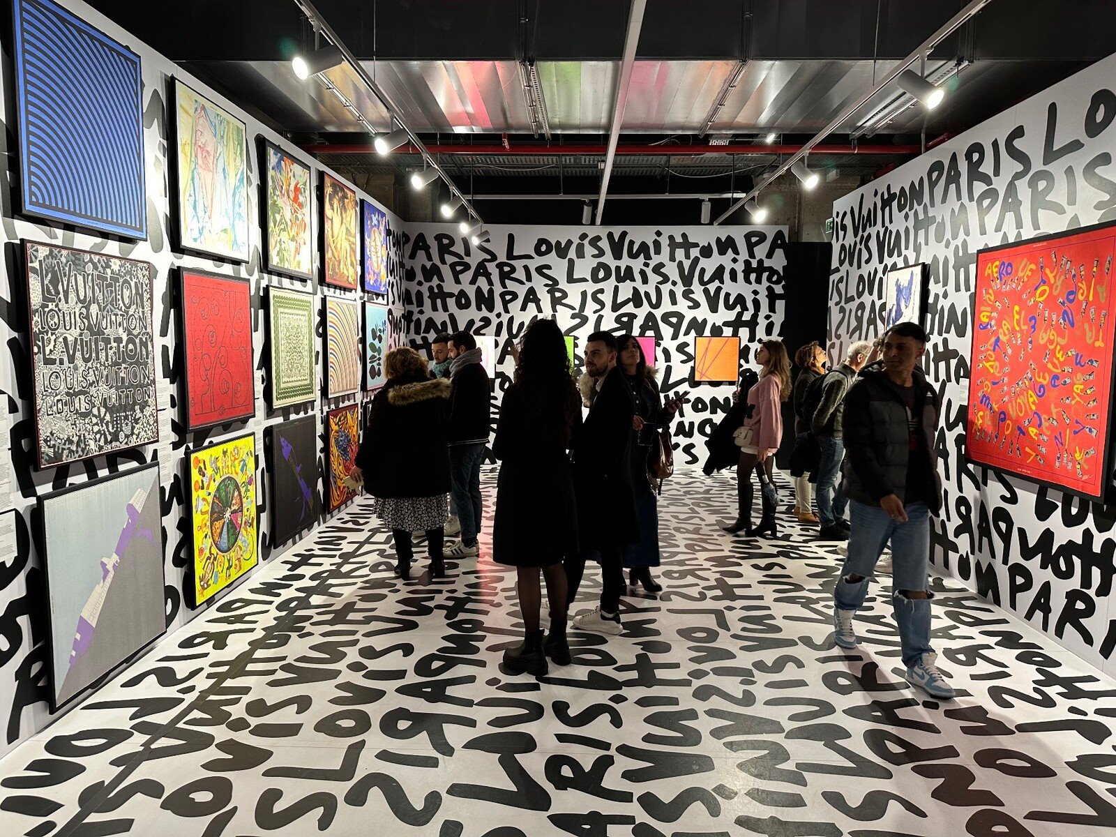 Immersi nelle scritte di Louis Vuitton, una mostra che ti avvolge.