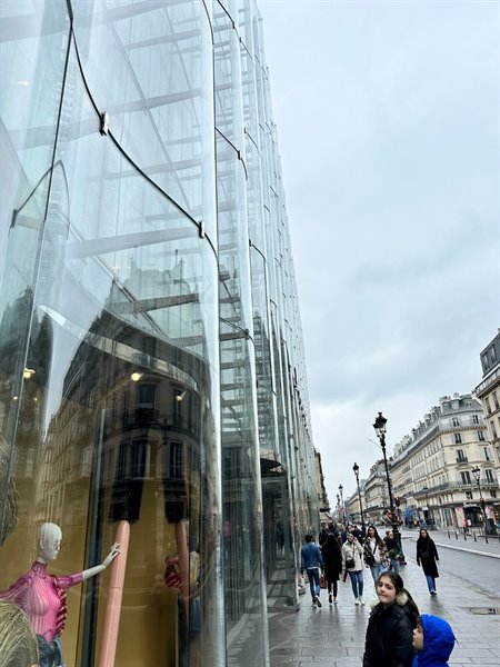 Passeggiata sotto il cielo grigio lungo Rue de Rivoli, Parigi.