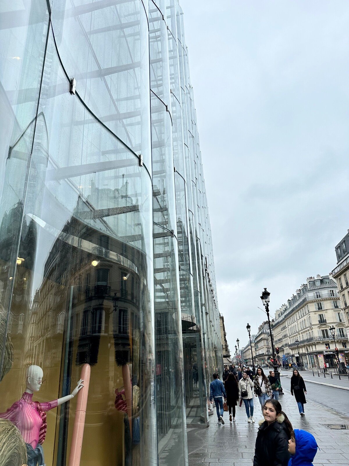 Passeggiata sotto il cielo grigio lungo Rue de Rivoli, Parigi.