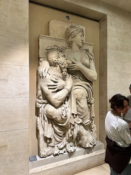 Davanti alla Carità romana al Louvre: antico amore che commuove ancora oggi.