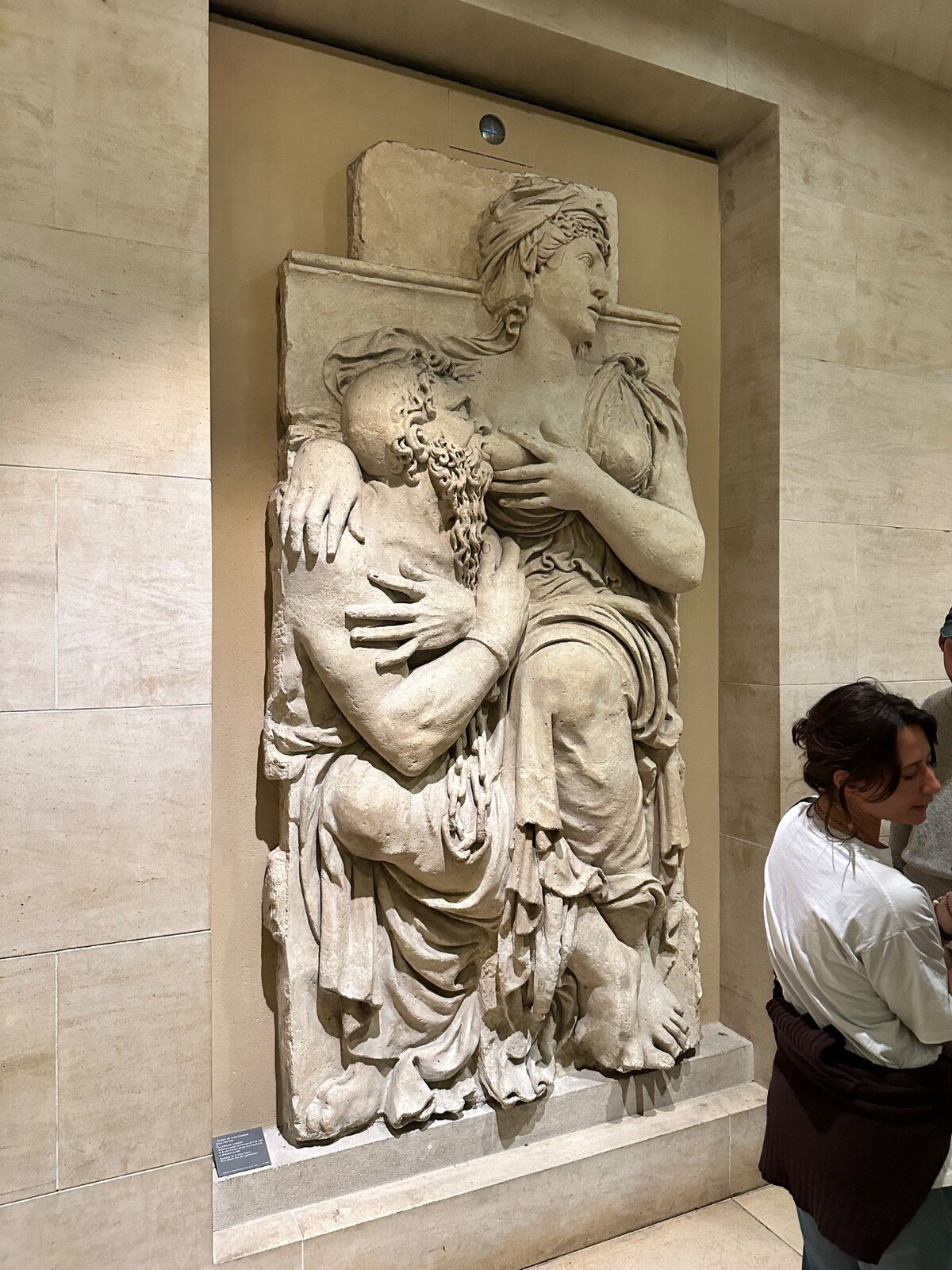 Davanti alla Carità romana al Louvre: antico amore che commuove ancora oggi.