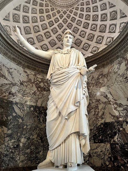 Sotto la cupola del Louvre, l'Athena di Velletri ci lascia senza fiato.