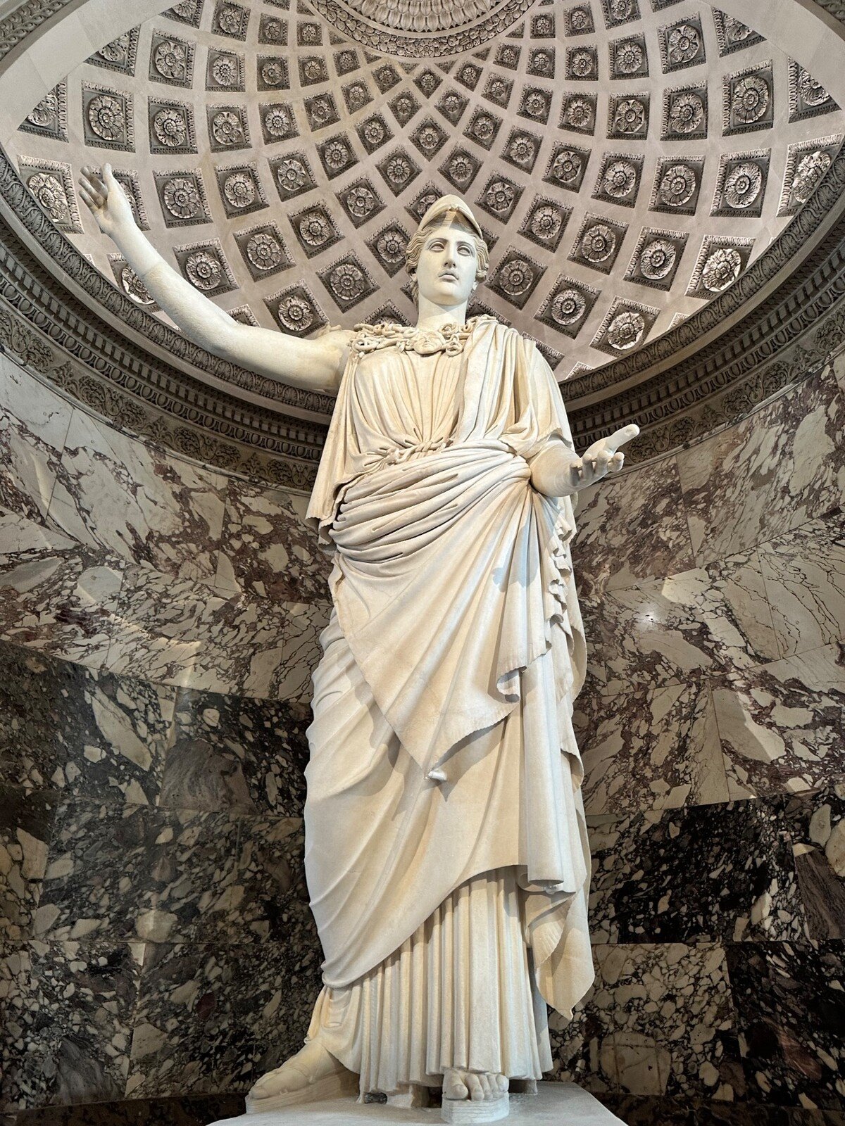 Sotto la cupola del Louvre, l'Athena di Velletri ci lascia senza fiato.