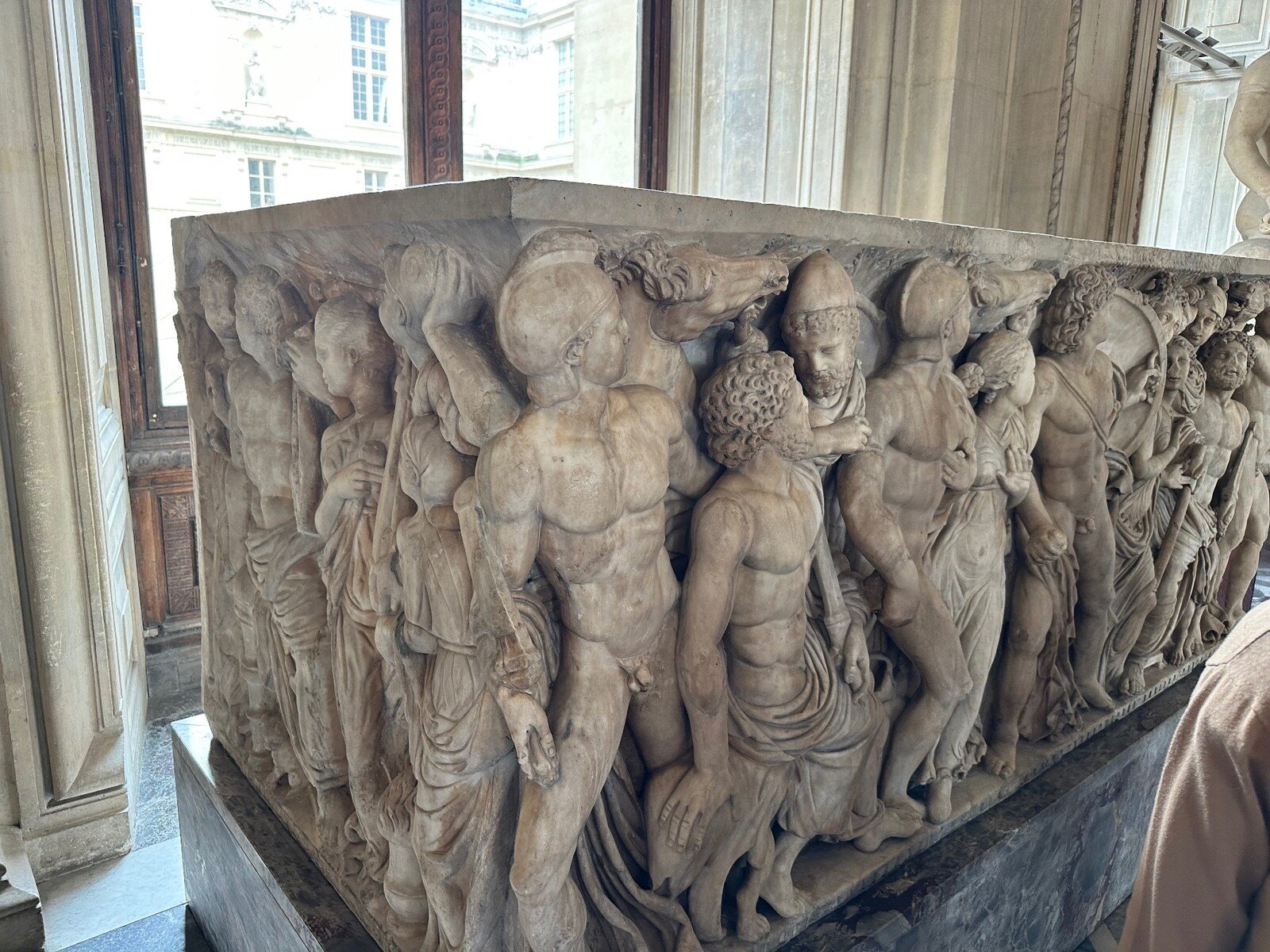 Davanti a un antico sarcofago romano al Louvre, meraviglia senza tempo.