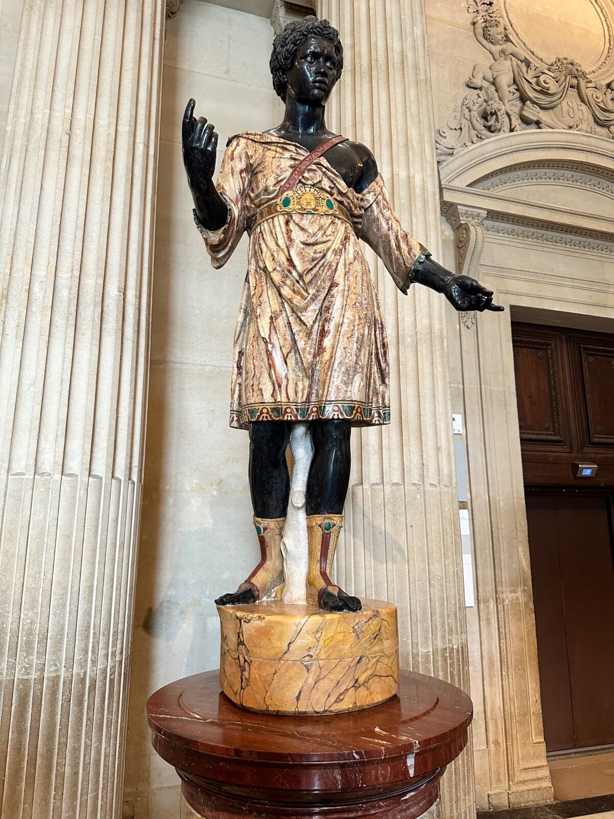 Meraviglia antica al Louvre: marmi policromi che parlano ancora.