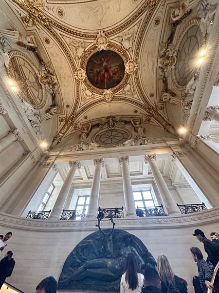 Testa all'ingiù sullo scalone d'onore del Louvre, meraviglia pura.