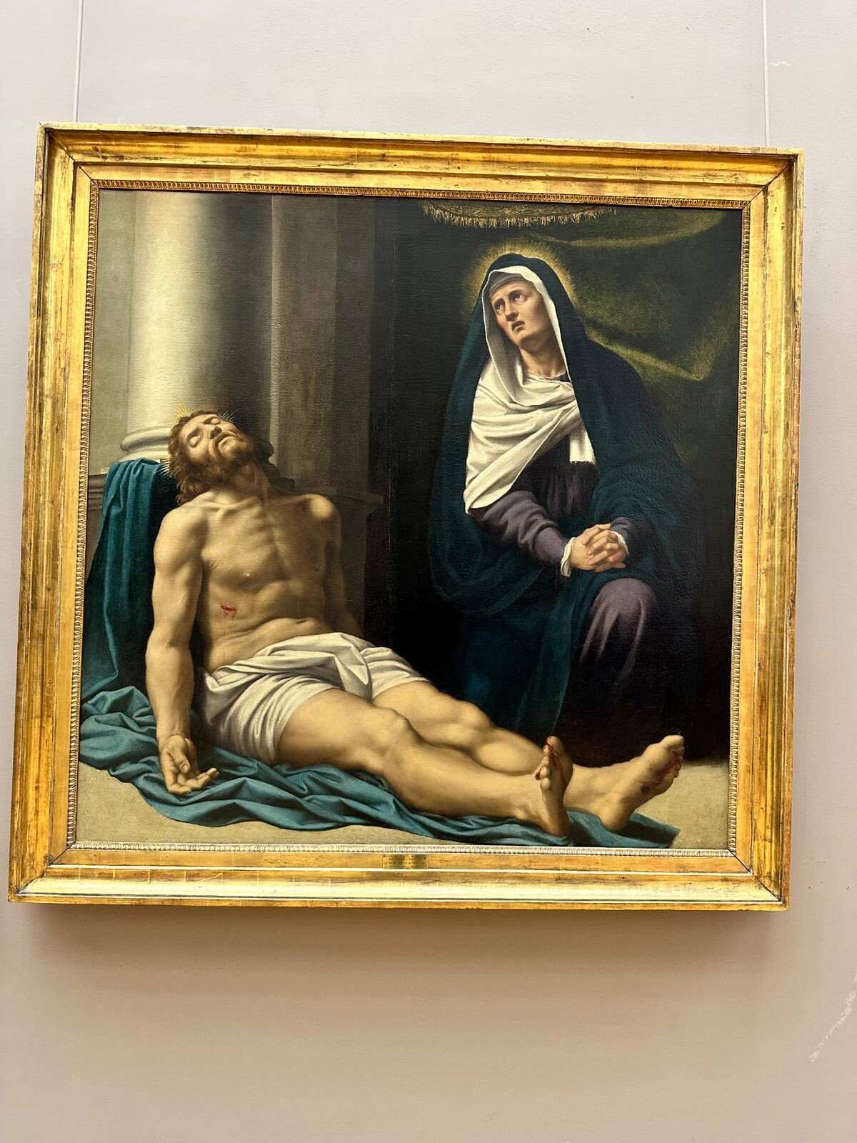 Pietà in galleria: il silenzio commuove più di qualsiasi parola.
