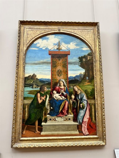 Davanti a un'antica Madonna con Bambino, il tempo sembra essersi fermato.