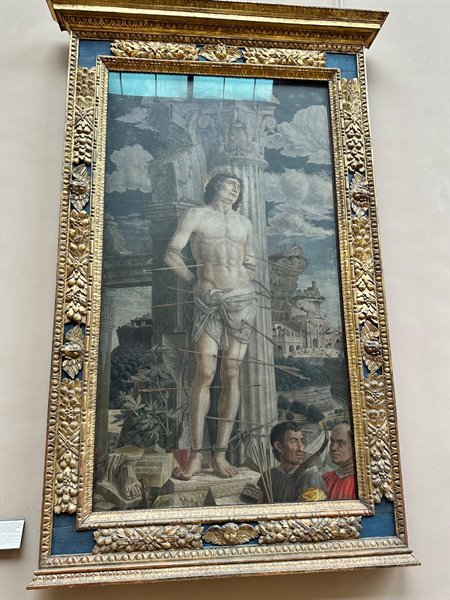 Davanti a un San Sebastiano antico, ci fermiamo in silenzio a contemplare.