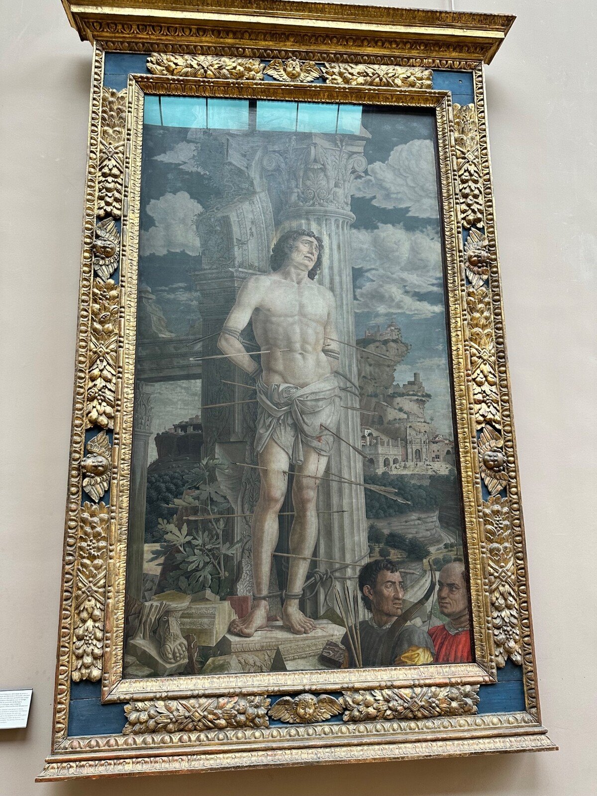 Davanti a un San Sebastiano antico, ci fermiamo in silenzio a contemplare.