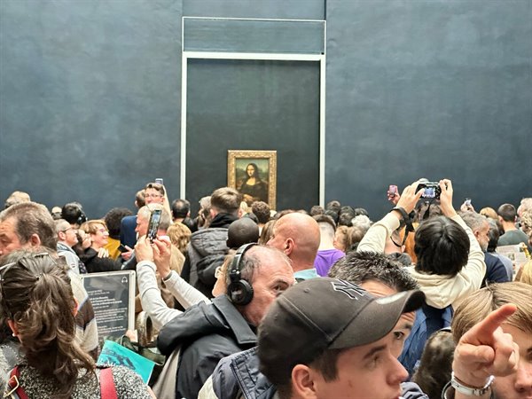 Finalmente il sorriso della Gioconda al Louvre, amid tanta gente emozionata.